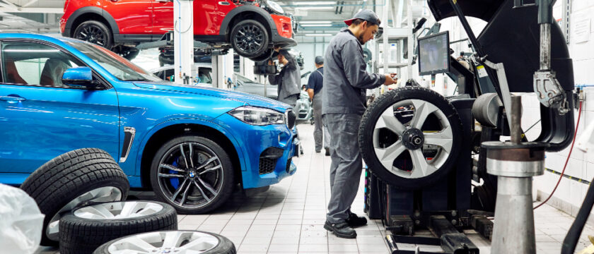 Auto repair services in Lafayette, LA diagnosing vehicle dashboard warning lights