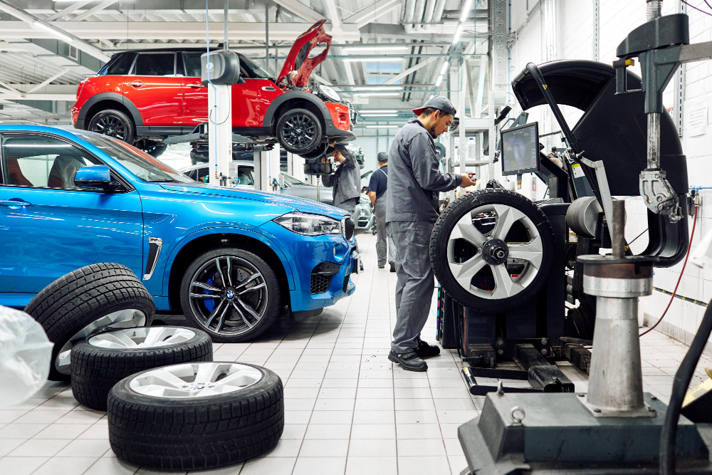 Auto repair services in Lafayette, LA diagnosing vehicle dashboard warning lights